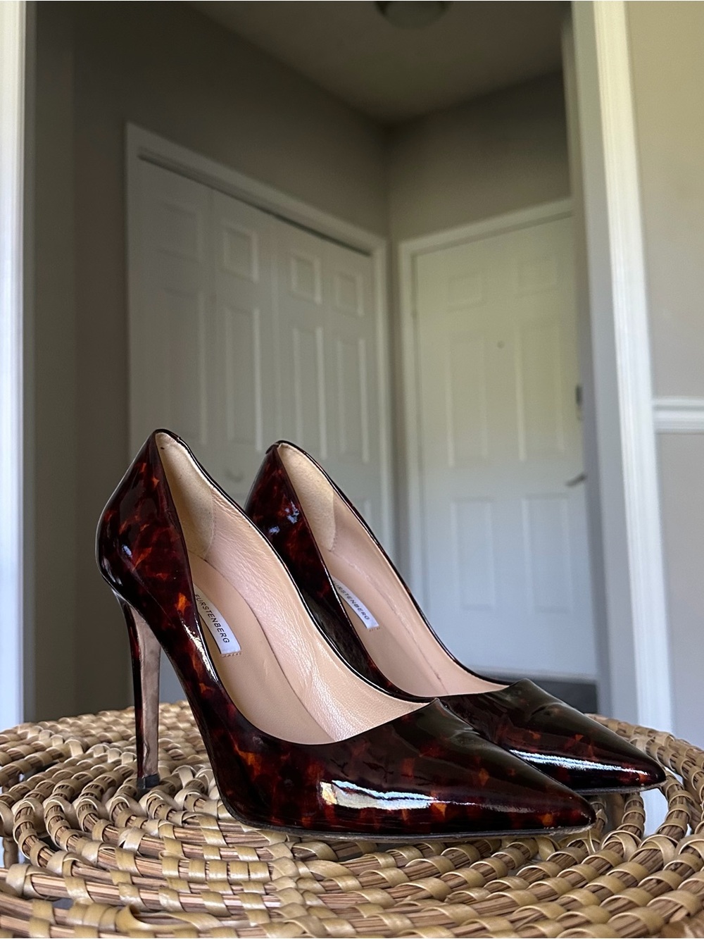 Diane Von Furstenberg Tortoiseshell Patent Pointed Toe Pumps Women’s Sz 8 Heels - Picture 3 of 16
